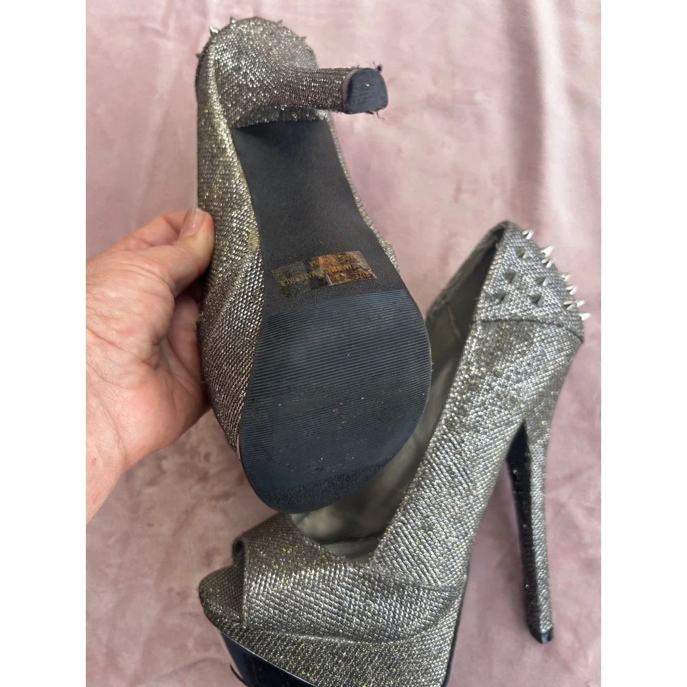 Qupid Platform Pumps Women's Size 7.5 Silver Spiked Heel